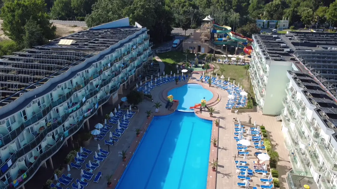 Hotel Kotva, Слънчев бряг, снимка от дрон над басейна